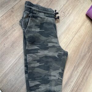 women’s camo sweatpants